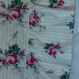 EUC Ralph Lauren Pair of Standard Size Pillowcases Roses & Stripes, Perfect!